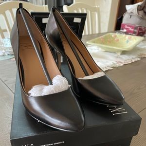 New size 7 black heels